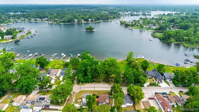 1311 W Oakley Park Road, Commerce charter township