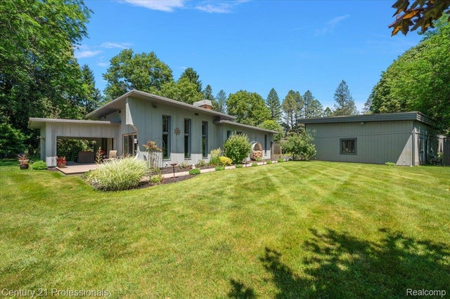 451 Markwood Drive, Addison township