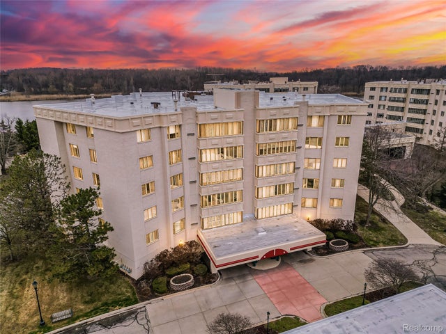 43100 12 Oaks Crescent Drive 5011, Novi city