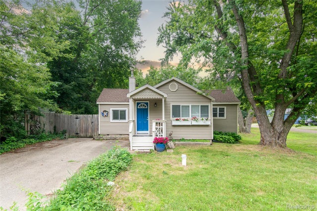 3110 Brisbane Street, Commerce charter township