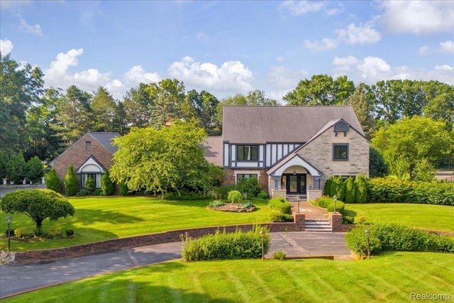 1940 Oak Pointe Drive, Rochester Hills city