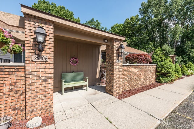 25104 Hamilton Court 4, South Lyon city
