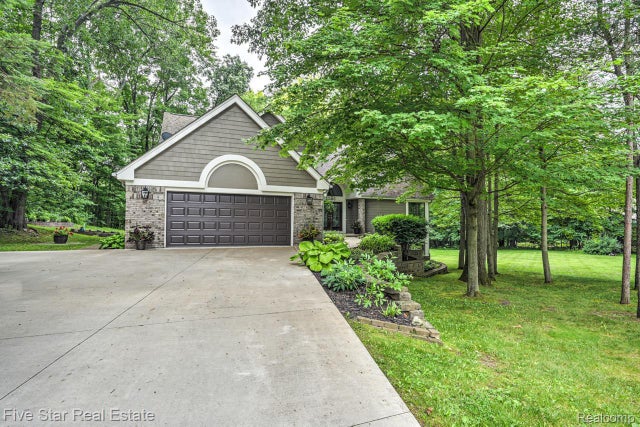 1150 Rolling Pines Drive, Ortonville village