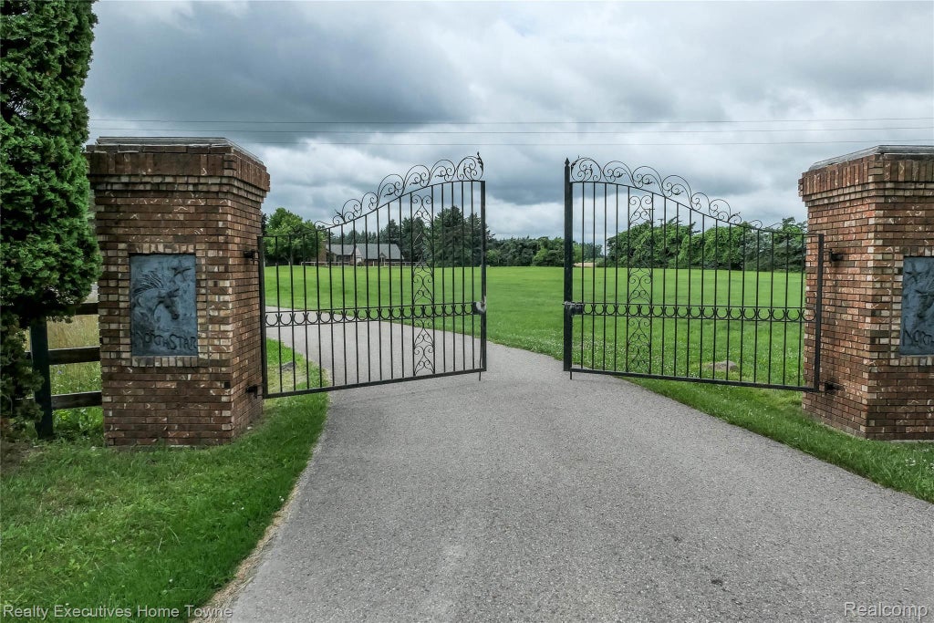 7227 Avoca Road, Clyde township