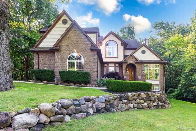 15317 Oak Hollow Drive, Groveland township