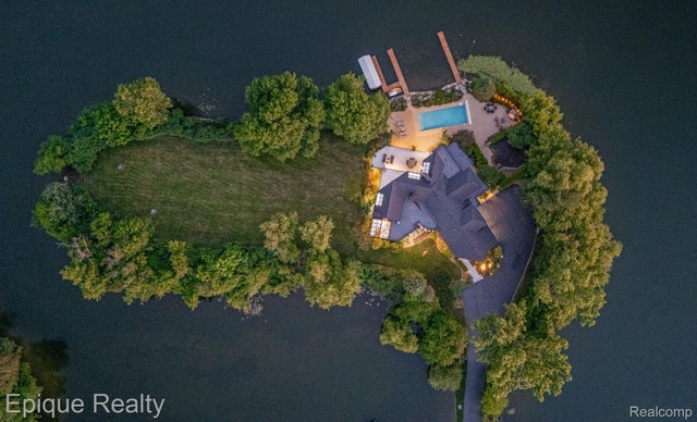 4912 Oakwood Court, Commerce charter township