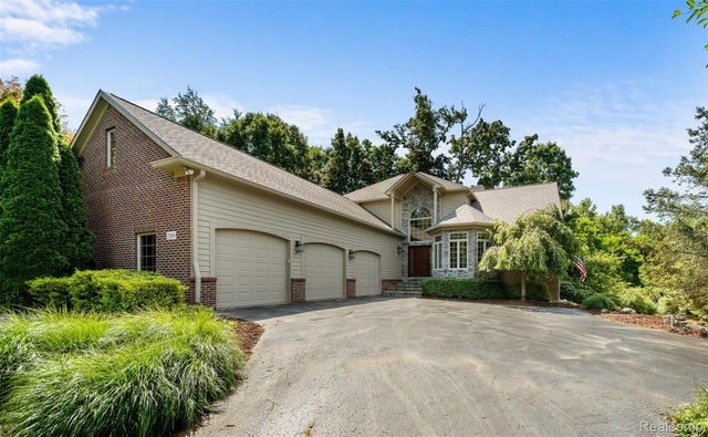 2300 High Meadows Drive, Brandon charter township