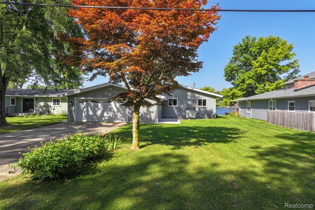 3558 Windwheel Point Drive, Hamburg township