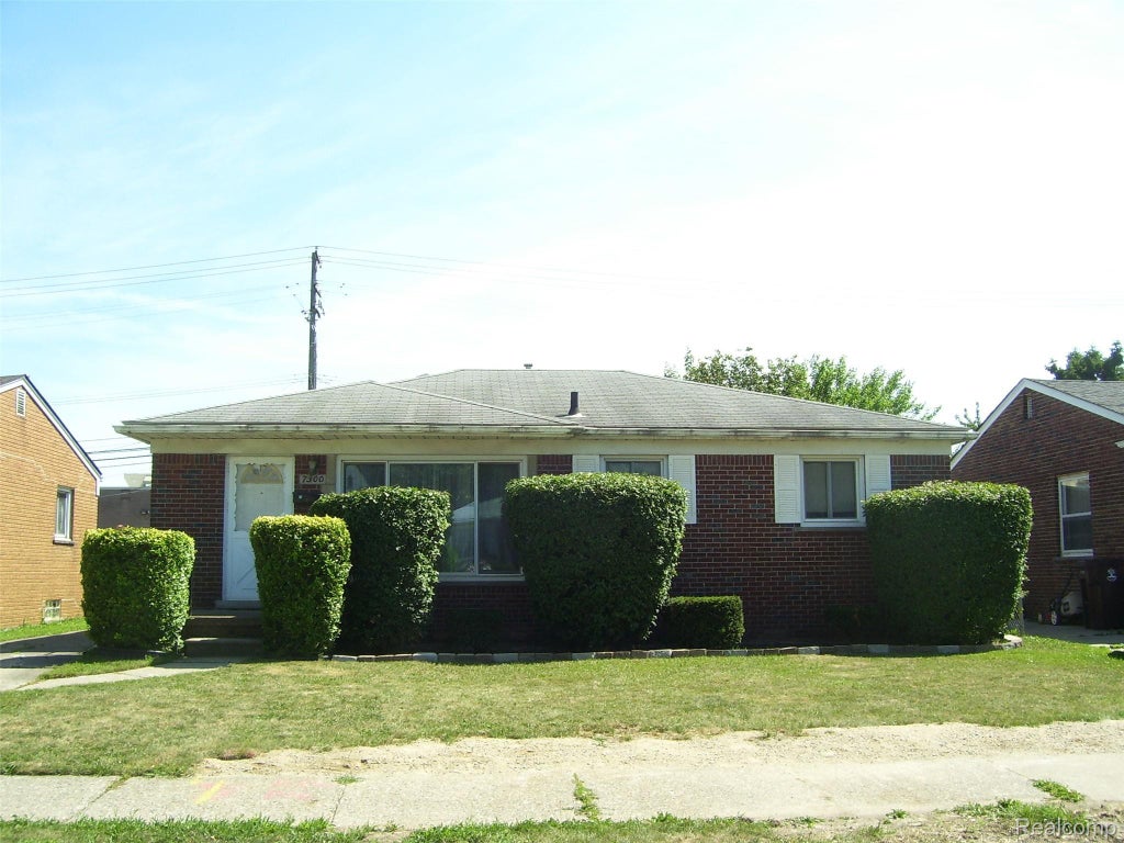 7300 Weingartz, Center Line city