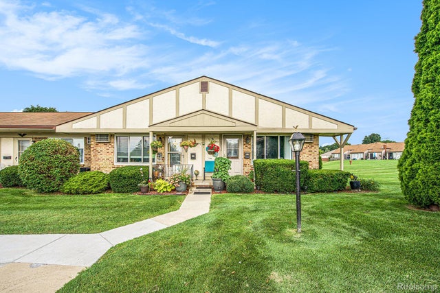 25235 Franklin Terrace Road 8, South Lyon city