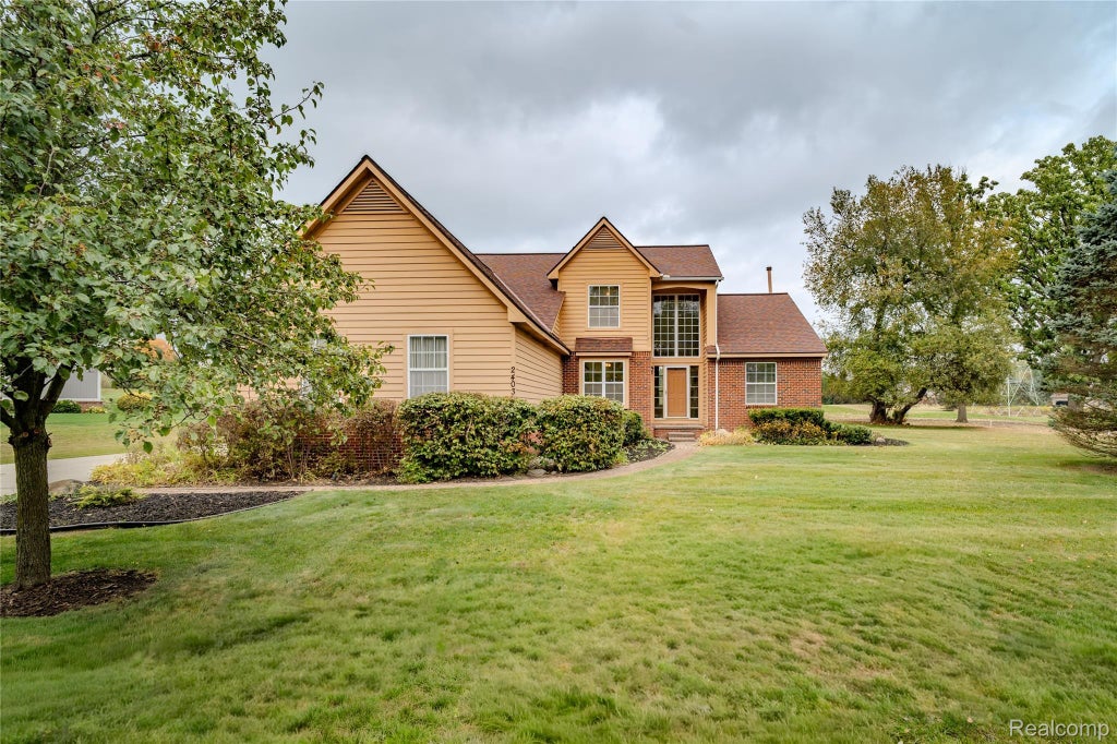2403 Sandlewood Drive, White Lake charter township