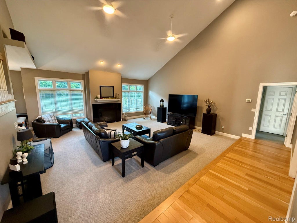 6435 Thompson Pond Drive, Hamburg township