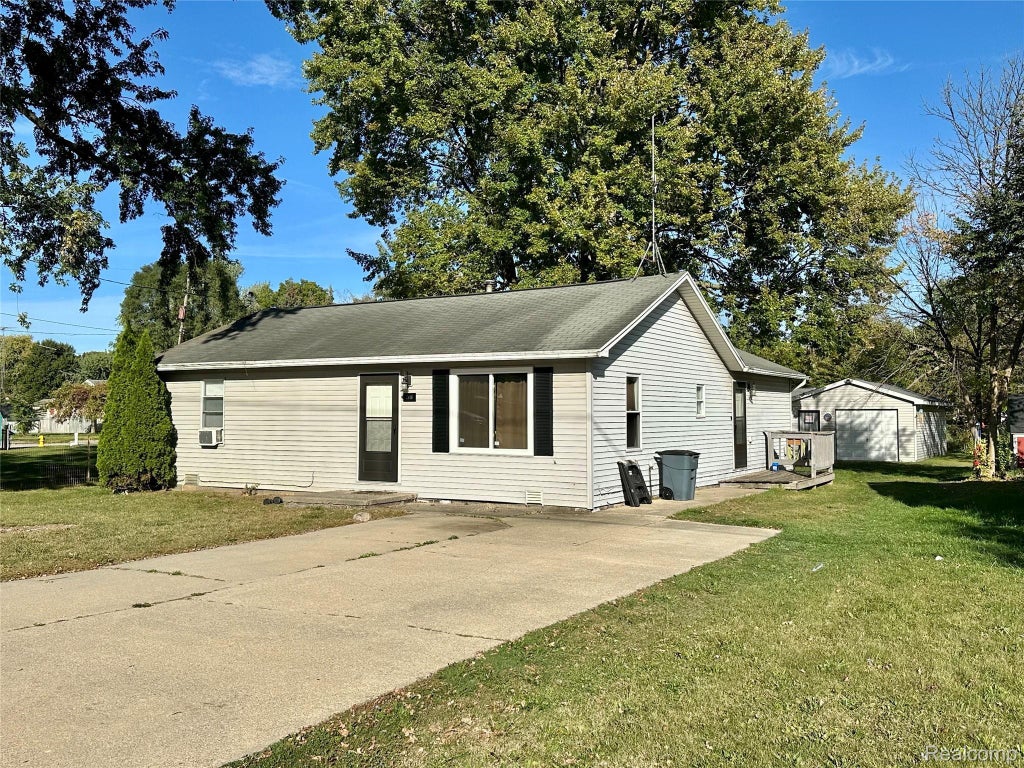 2146 N Center Road, Burton city