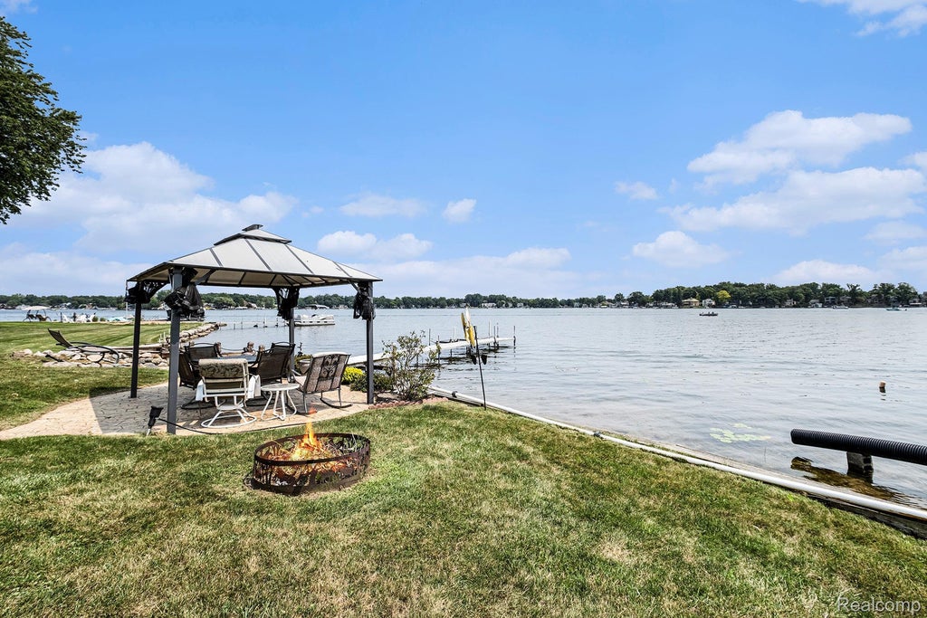 13293 Lake Shore Drive, Fenton city