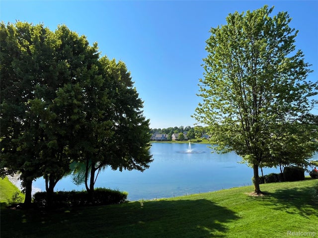 536 Cambridge Way, Bloomfield charter township