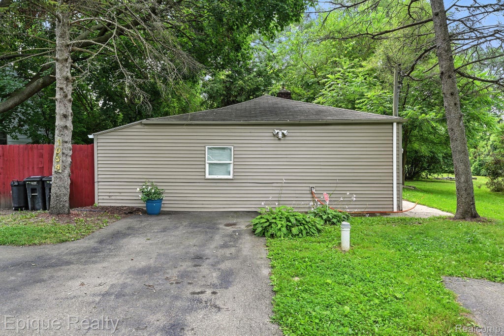 1054 E Mandeville Street, Burton city