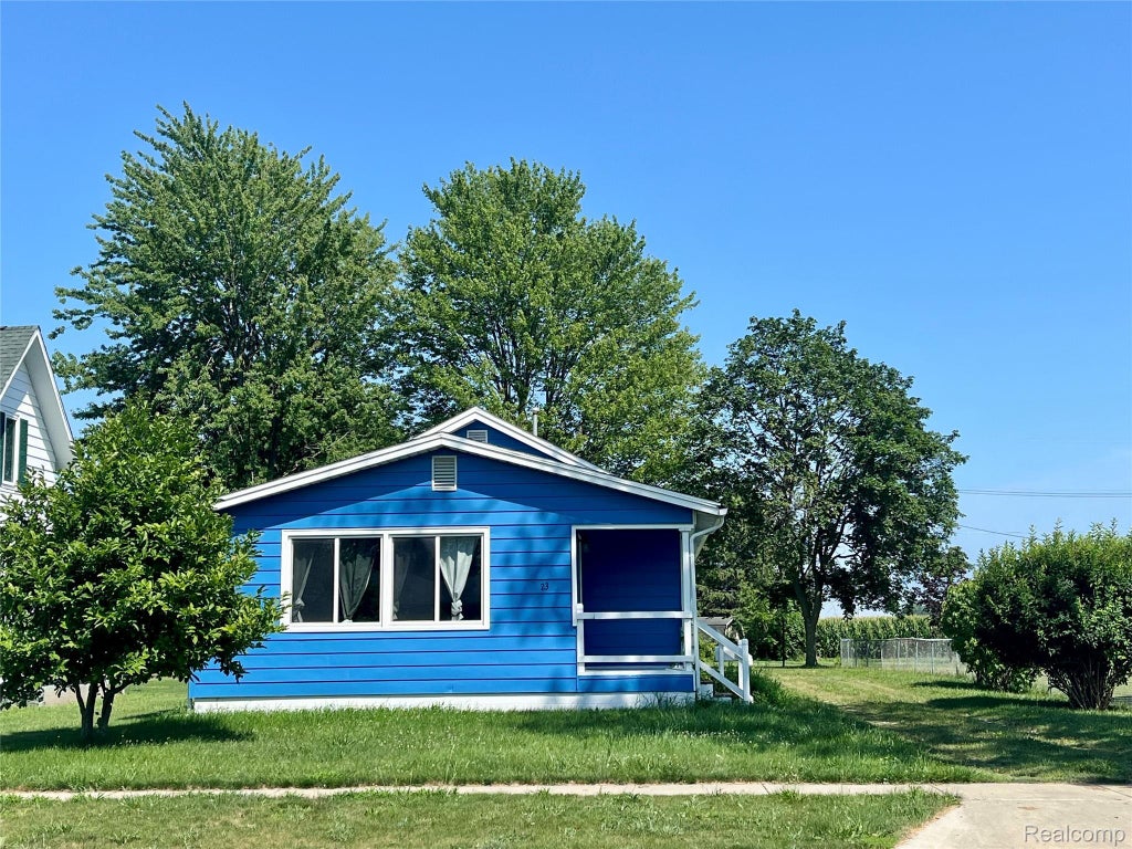 23 S Frank Street, Pigeon village