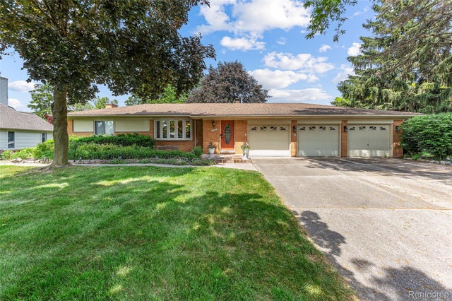 345 Beverly Island Drive, Waterford charter township