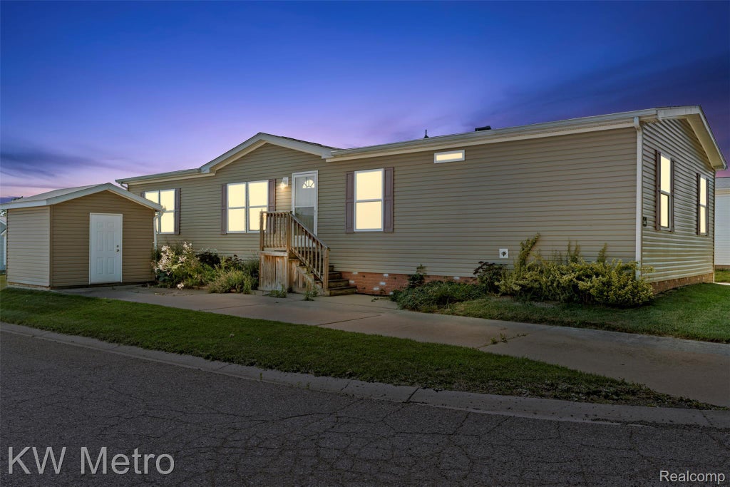 3544 Midsummer Lane, Salem township