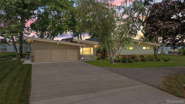 22442 W River Road, Grosse Ile township