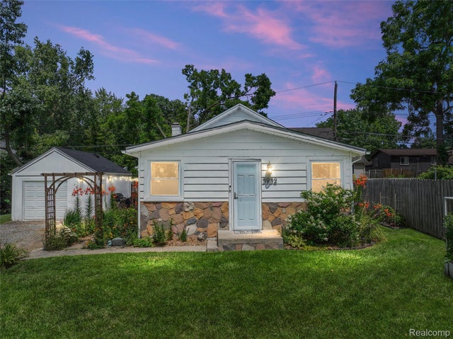 3932 Oak Knoll Road, Waterford charter township