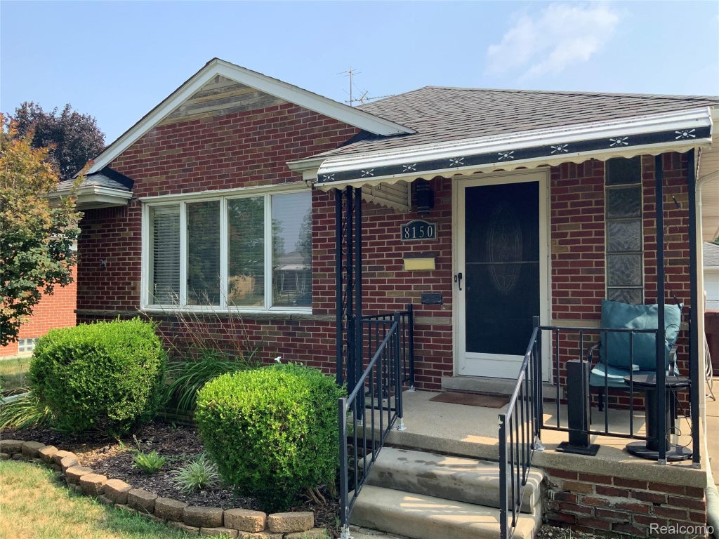 8150 Menge Street, Center Line city