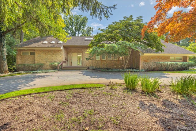 27261 Willowgreen Court, Franklin village