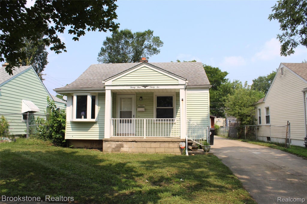 20492 Wakenden, Redford charter township