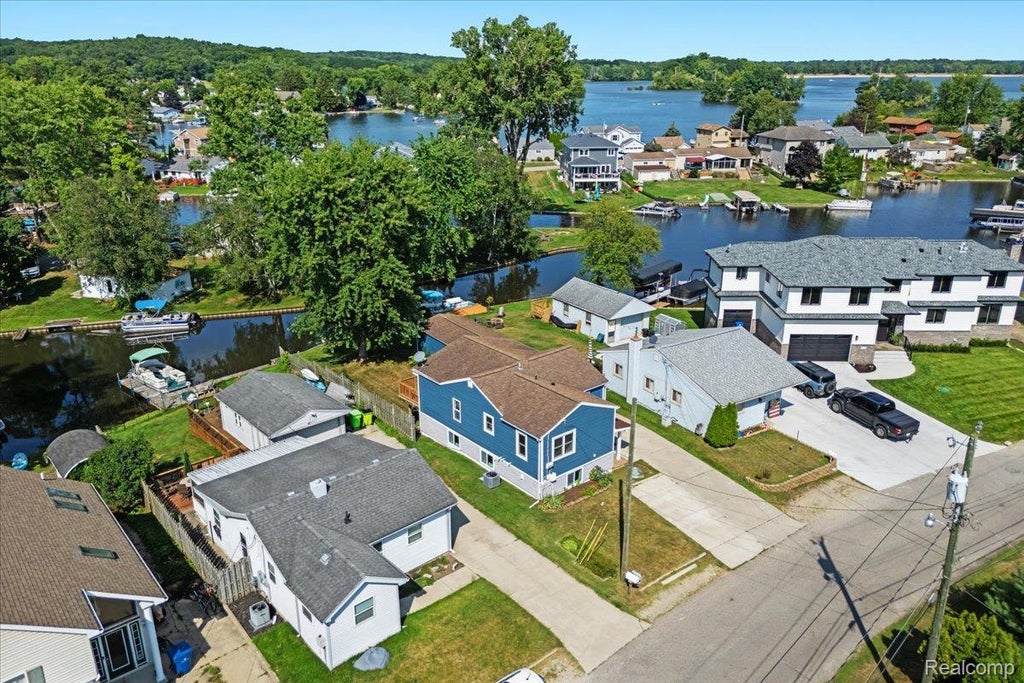 9136 Buckingham Street, White Lake charter township