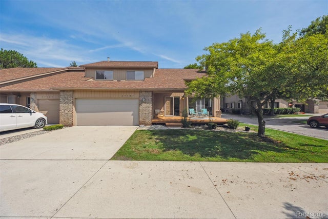 37484 N Laurel Park Drive, Livonia city