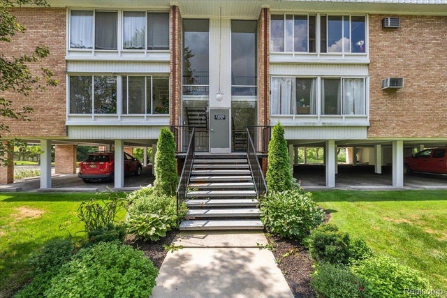 32030 Grand River Avenue, Farmington city