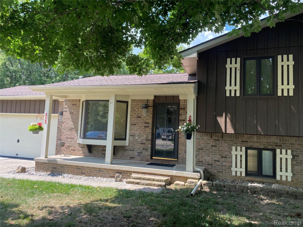 6050 Coventry Drive, Mundy township