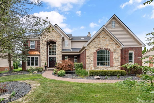 1215 Hackney Court, South Lyon city