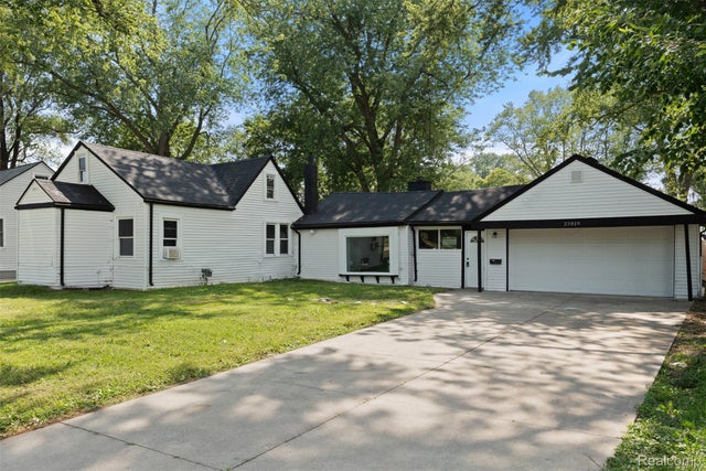 23819 Wellington Avenue, Warren city