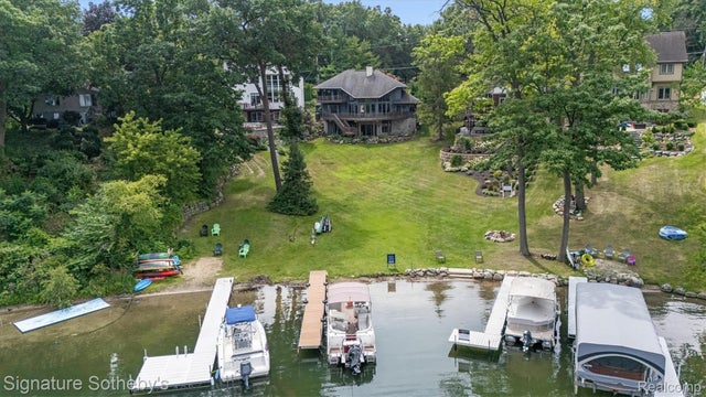 1745 Ridge Road, White Lake charter township