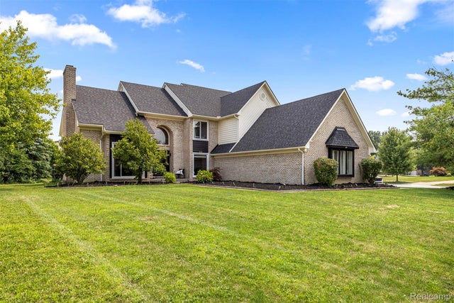 8140 N Pointe Court, Canton charter township