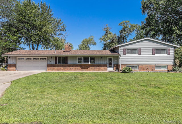 2145 Helmsford Drive, Wolverine Lake village