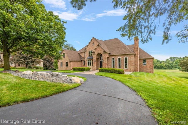 2564 Hemlock Court, Addison township