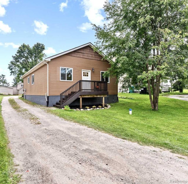 3333 Junior, Pinckney village