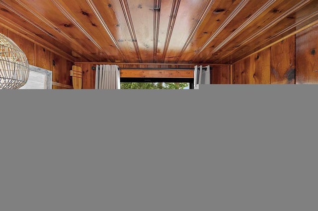 10086 King (this Is An Island) Road, Springfield charter township