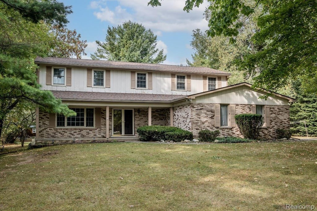 8911 W Gates Street, Romeo village