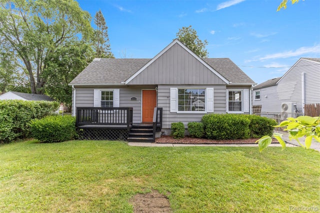 8916 Deering Street, Livonia city