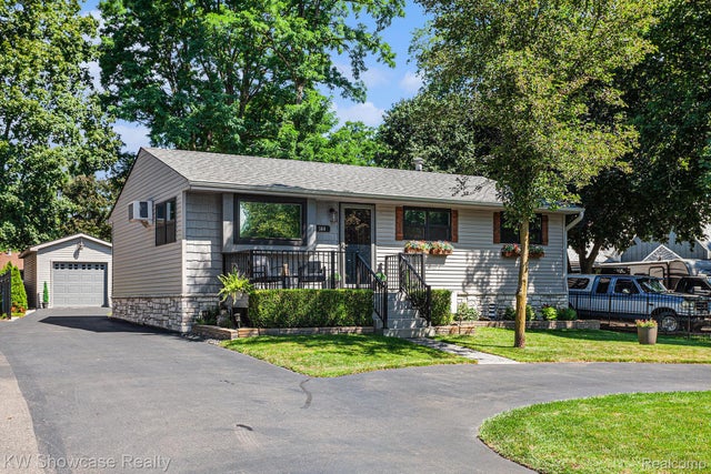 144 Bobolink Avenue, Commerce charter township