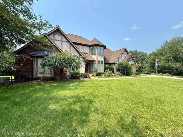 12088 Pinebrook Lane, Green Oak township