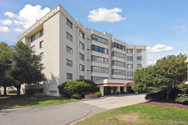 43050 12 Oaks Crescent Drive 2066, Novi city