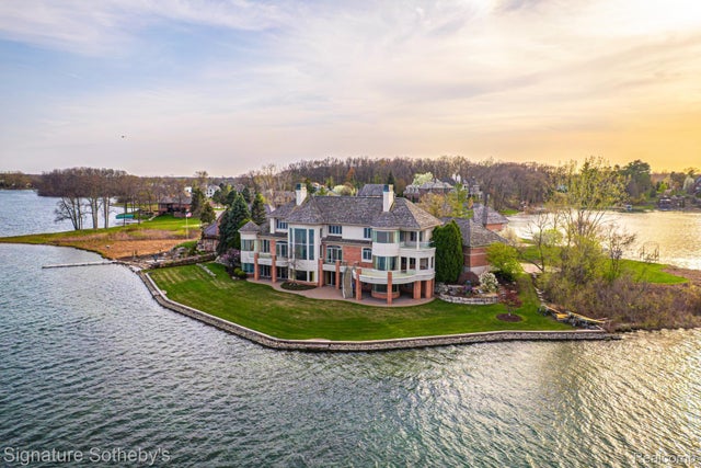 82 Chateaux Du Lac, Fenton charter township