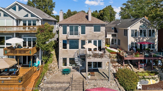 1316 E Lake Drive, Novi city