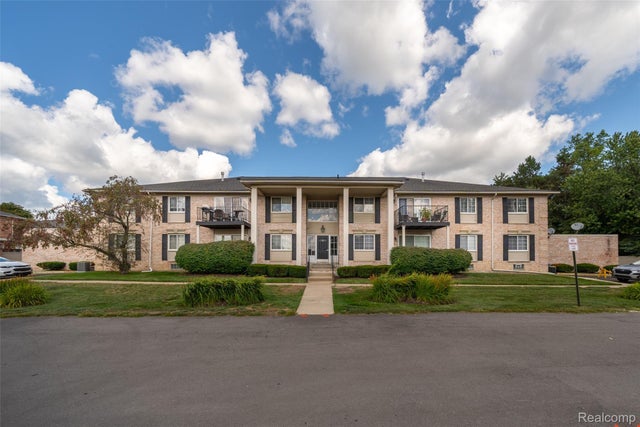 6151 Orchard Lake Road 103, West Bloomfield charter township