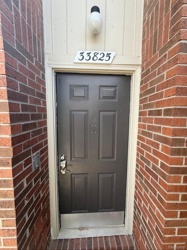 33825 Pondview Circle, Livonia city