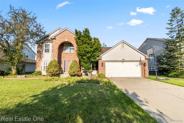 2000 Twin Sun Circle, Commerce charter township